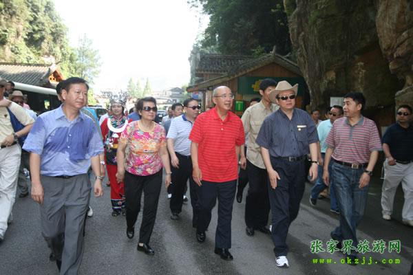 張家界市委書記胡伯?。ㄗ笠唬┡阃瑖?guó)民黨主席吳伯雄（正中）前往梯瑪神歌劇場(chǎng)